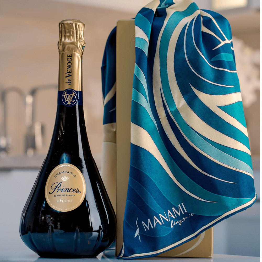 De Venoge Blanc de Blancs ajándékcsomag - MANAMI selyem kendő